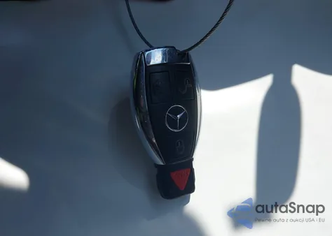 2013 Mercedes-Benz E 350 4Matic z USA, uszkodzony, nr VIN WDDHF8JB2DA718008